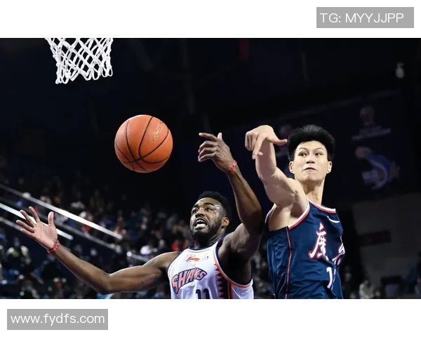 2020年深圳男篮与广东男篮激战回顾及精彩瞬间分析